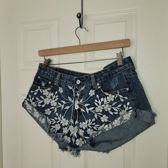 FLORAL DENIM EMBROIDERY SHORTS | SIZE SMALL - Picture 1 of 1
